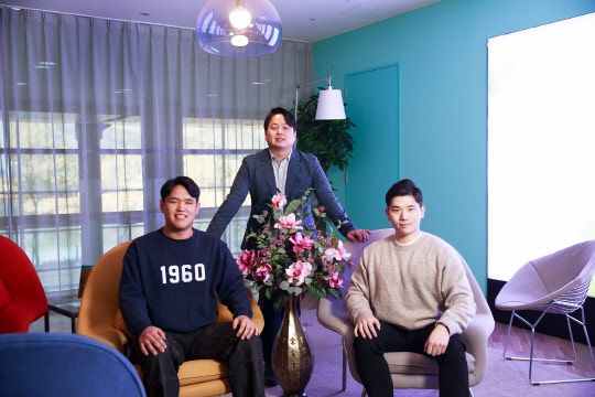 울산과학기술원은 전기 자극을 받으면 색이 변하는 전기변색 디스플레이에 초미세 마이크로 3D 프린팅 기술을 적용해 증강현실 기반 내비게이션을 구현하는 스마트 콘택트렌즈를 개발했다. 김하열 연구원(왼쪽부터), 정임두 교수, 박서빈 연구원  UNIST 제공